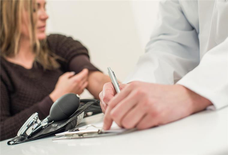Diese Erfahrungen im Wartezimmer kennen viele Frauen – und schweigen darüber Eine Frau beim Arztbesuch Viele Frauen erleben beim Arzt, dass ihre Beschwerden abgetan werden – oft mit dem Verweis auf Stress oder Psyche. Das kann Diagnosen verzögern und Vertrauen kosten.