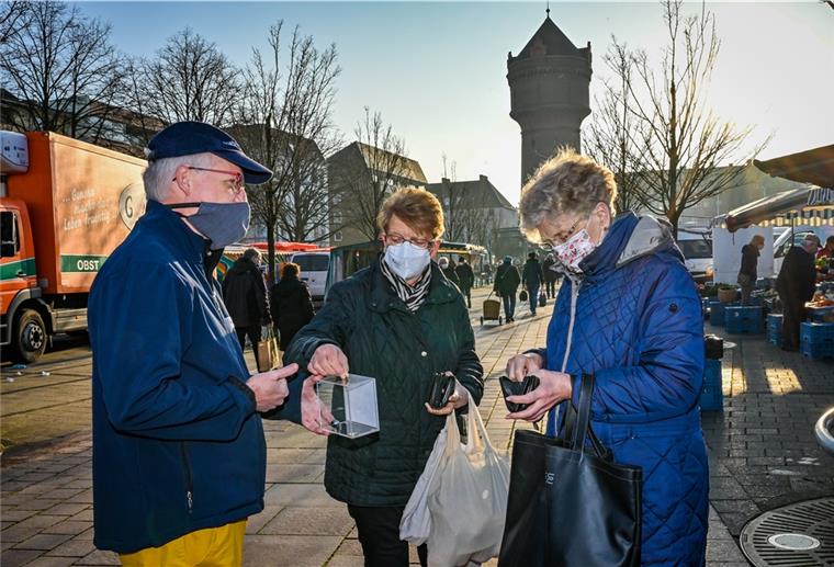 Viele freundliche Menschen hat Redakteur Torsten Melchers bei seiner Sammelaktion auf dem Geestemünder Wochenmarkt getroffen: Für die NZ-Aktion "300 Minuten im Advent" hat er 18 Minuten lang Spenden für die Aktion "Hilfe für Mitbürger" gesammelt. Foto Scheschonka