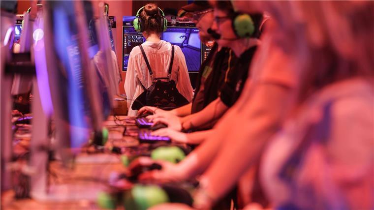 Viele Gamescom-Besucher standen fasziniert vor den Computern und an den Konsolen - ihre Begeisterung für Games ist groß.