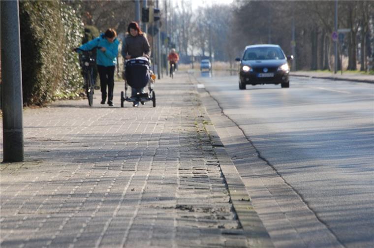 Nordenham: Politik und Verwaltung ringen um Konzept für Radwege Viele Geh- und Radwege in Nordenham sind in einem schlechten Zustand. Die Politik überlegt, mehr Geld für Reparaturen bereitzustellen. Zudem soll ein Arbeitskreis ein Radwegekonzept erstellen. Das kann dabei helfen, Fördermittel zu bekommen.