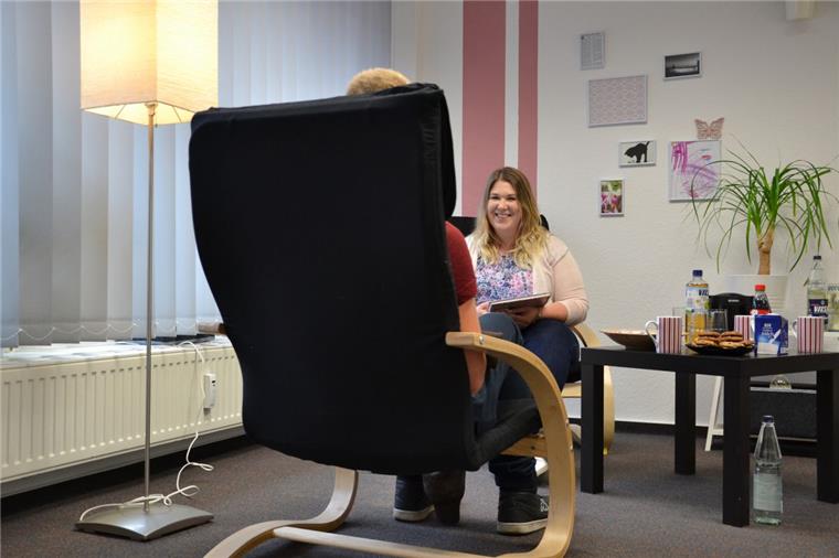 Viele Gespräche haben die Sozialarbeiterin Marisa Schwarz sowie die Sozialpädagogin und zugleich pädagogische Leitung des AWO Kreisverbandes Rotenburg/Wümme, Claudia Michaelis (nicht im Bild), mit dem heute 19-Jährigen über die Straftaten, die er begangen hat, geführt.