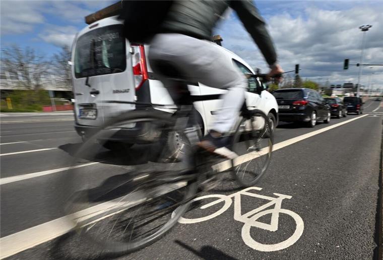  Fahrradspur neben einer Autostraße