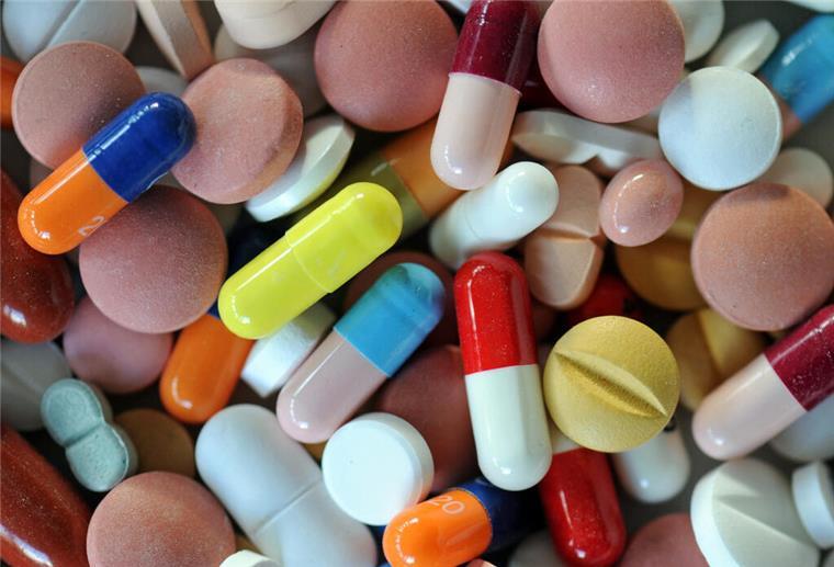 Experten verraten: Diese Vitamine und Mineralstoffe sollte man nicht zusammen einnehmen Verschiedene Pillen und Tabletten liegen auf einem Teller.