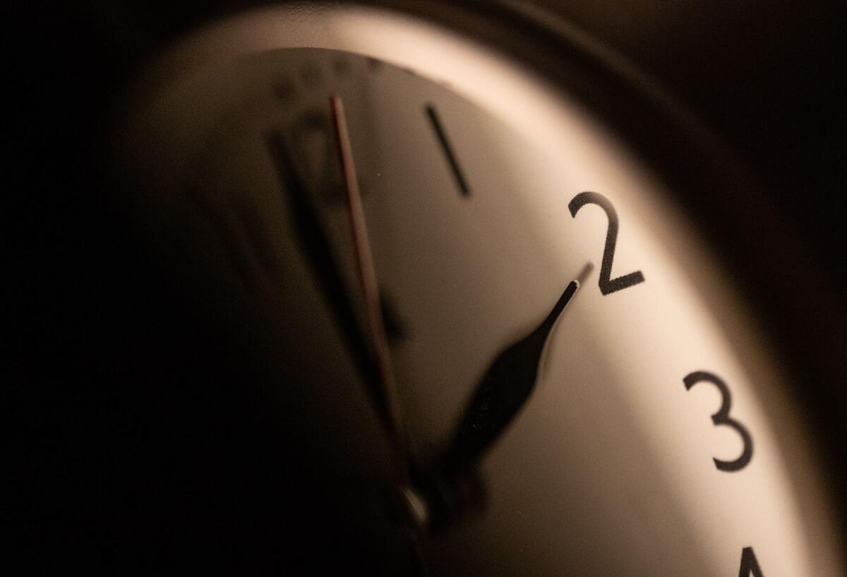 Eine Wanduhr in der Nahaufnahme. Sie zeigt zwei Uhr an.