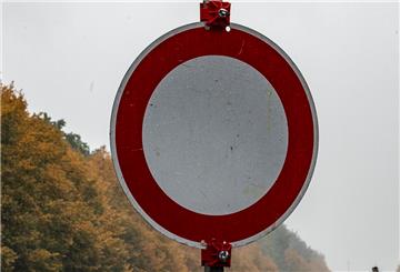 Viele halten sich an der Wurster Straße nicht an die Verbotsregel.