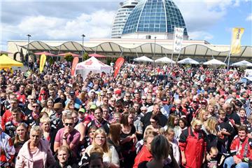 Viele Hundert Fans kamen zur Saisoneröffnungsparty  der Fischtown Pinguins am Mediterraneo.