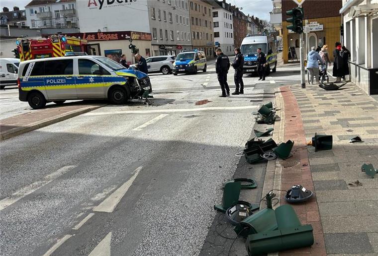 Trümmerteile liegen nach einem Unfall auf der Straße.