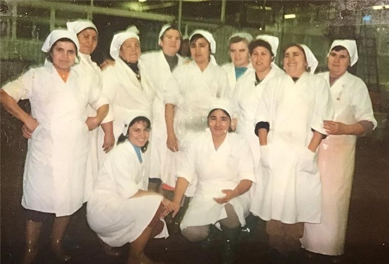 Bremerhaven: Das harte Leben der Arbeiterinnen aus der Türkei Türkische Gastarbeiterinnen in den 70er Jahren in der Fischverarbeitungshalle der Nordsee im Fischereihafen Bremerhaven.