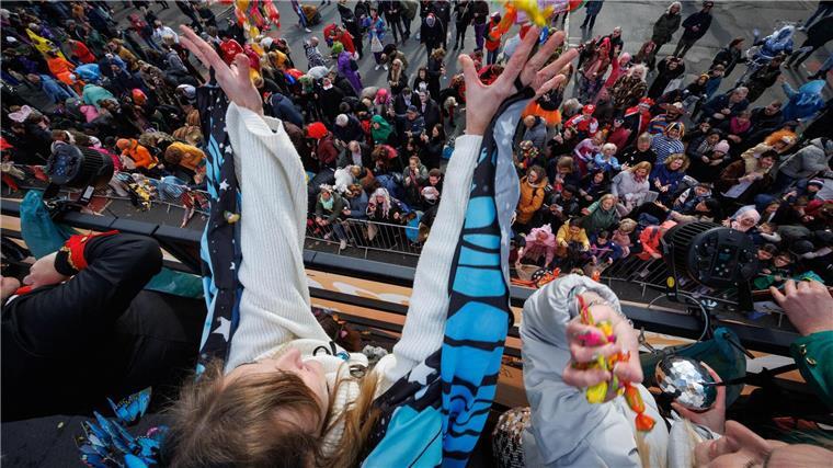 Tausende feiern Karneval - Sicherheit rund um Umzüge erhöht Viele Karnevalfans feiern am „Ossensamstag“ in Osnabrück.