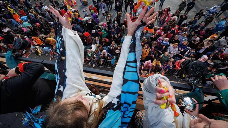 Brunswiek helau! - „Schoduvel“ rollt, Becherwurf auf Behrens Viele Karnevalfans feiern am „Ossensamstag“ in Osnabrück.
