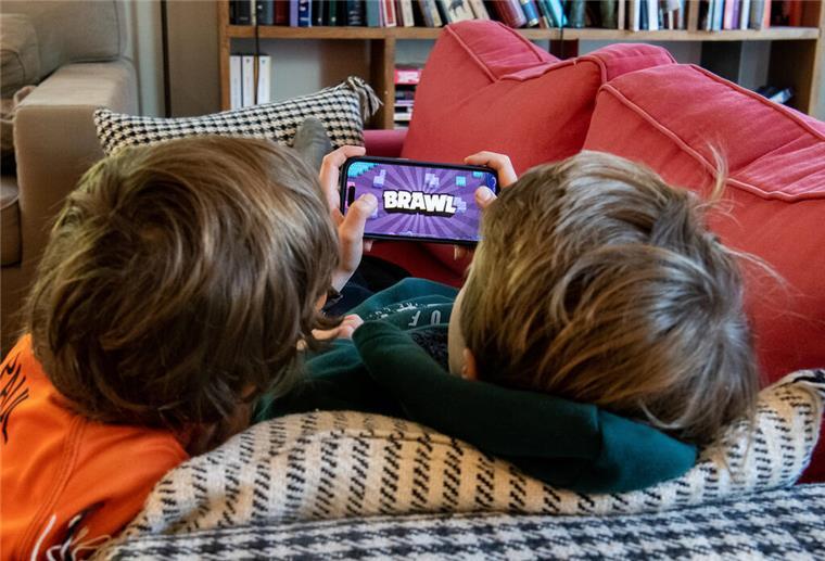 Eure Meinung ist gefragt: Wie viel Smartphone ist gut für mein Kind? Zwei Jungen