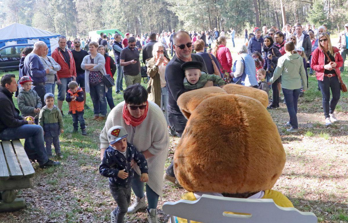 Viele Kinder kamen mit Eltern und Großeltern zu Hanni Hase, um dem wohl berühmtesten Hasen der Region ihre Aufwartung zu machen und ihm frohe Ostern zu wünschen.