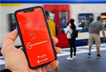  Display eines Smartphones am Hauptbahnhof 