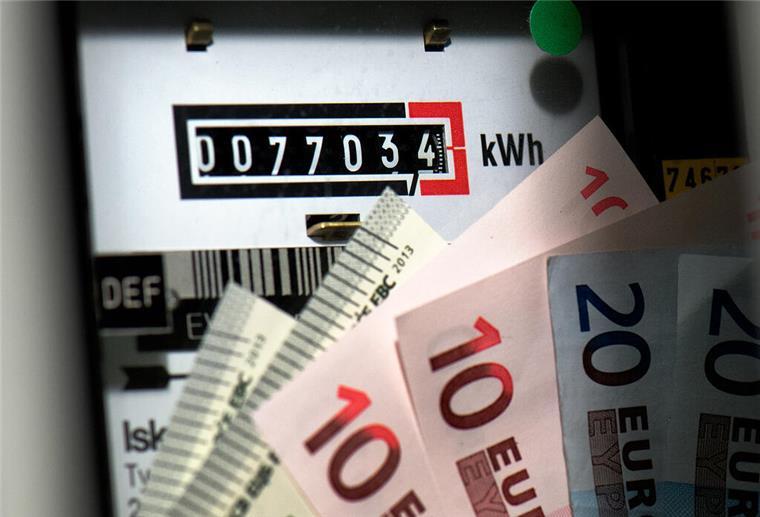 Geld zurück nach Strom- und Gaspreiserhöhung! Kunden dieser Anbieter dürfen sich freuen Euroscheine werden vor einen Stromzähler gehalten.