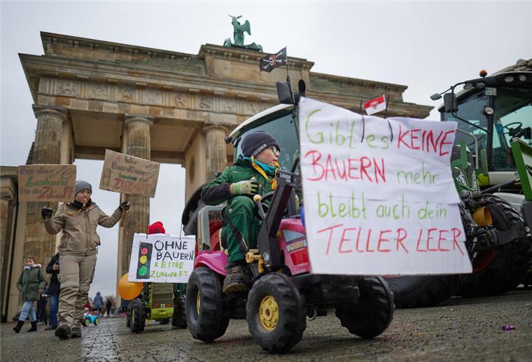 Bauernproteste gehen weiter: Großkundgebung in Berlin und Aktion in Nordenham Viele Landwirte haben sich bereits auf den Weg nach Berlin gemacht, um am Montag zu demonstrieren.