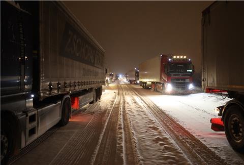 LKW`s und Autos stehen auf der Autobahn 4 bei Gera im Stau. Nach starken Schneefällen in der Nacht kam der Verkehr in Richtung Erfurt an einem Berg zum erliegen.