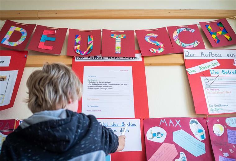Bremerhavener Lehrer und Schulmitarbeiter zeigen ihren Frust Ein Schüler schreibt im Deutschunterricht eine Aufgabe an die Wand.