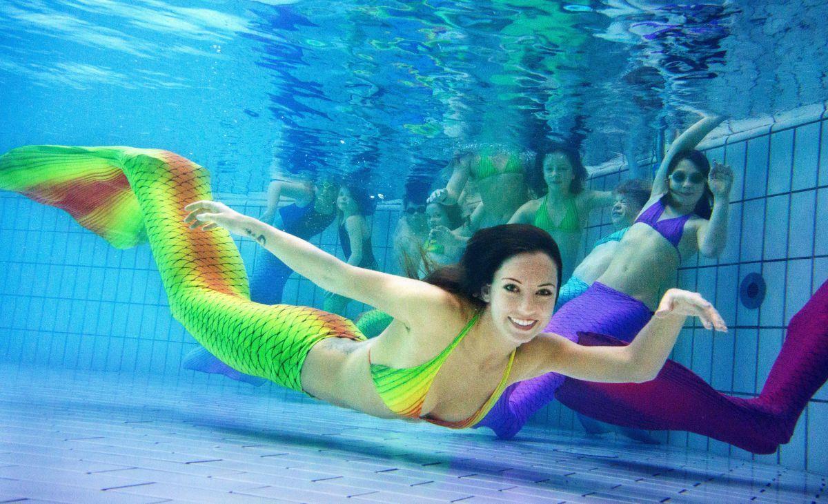 Meerjungfrauen ermitteln deutsche Meister Viele Mädchen wollen schwimmen und tauchen wie eine Meerjungfrau.
