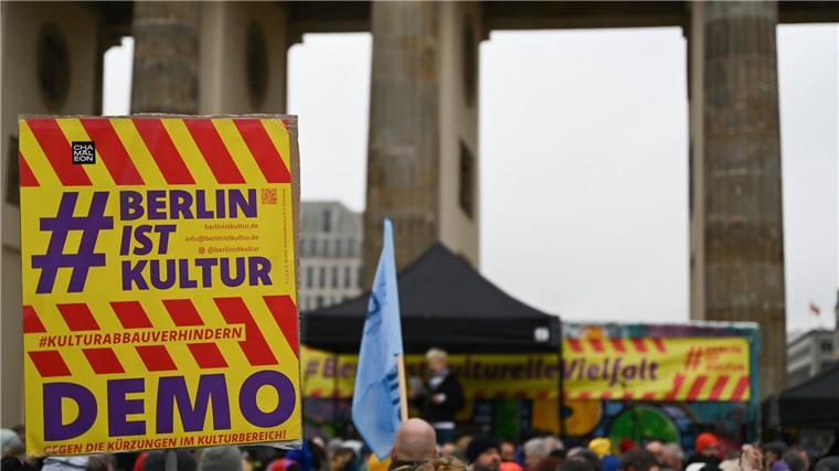 Kultur im „Rocky-Modus“: Ist Berlin bald nicht mehr sexy? Viele Menschen gingen im November mit Plakaten mit der Aufschrift „#Berlin ist Kultur“ auf die Straße. (Archivbild)