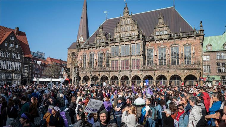 Demonstrationen für Frauenrechte in Niedersachsen und Bremen Viele Menschen gingen in Niedersachsen und Bremen für die Rechte der Frauen auf die Straße.