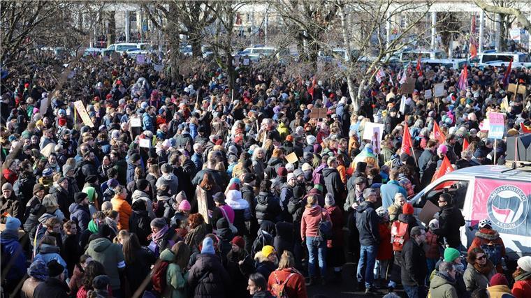 Sechs Einsatzkräfte bei Demos in Göttingen leicht verletzt Viele Menschen in Göttingen demonstrierten gegen einen Querdenker-Aufmarsch.