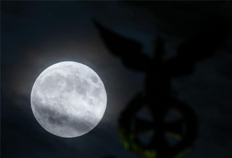 Erster Vollmond 2025: Das hat es mit dem Wolfsmond auf sich Ein besonders groß erscheinender Vollmond, auch Supermond genannt, ist bei leichter Bewölkung neben der Spitze der Quadriga auf dem Brandenburger Tor zu sehen. (zu dpa: «Neun Optionen: Nasa legt potenzielle Mond-Landestellen fest»)