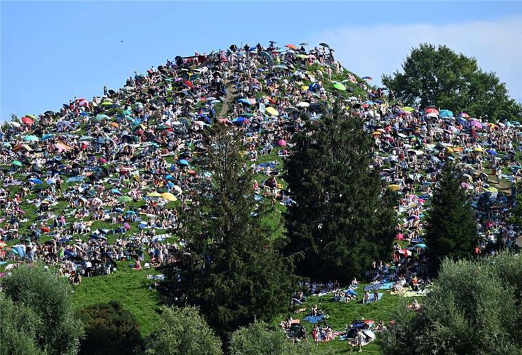 Großes Finale für Taylor Swifts Rekord-Tour steht bevor Viele Menschen ohne Ticket verfolgten Taylor Swifts Konzert in München von einem Hügel neben dem Stadion aus.