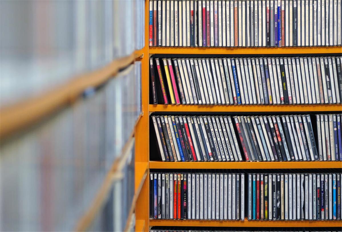 Ein Regal voller CDs. Viele Menschen sammeln noch CDs. Unter ihnen können sich wahre Schätze verbergen, die Tausende Euro wert sind.