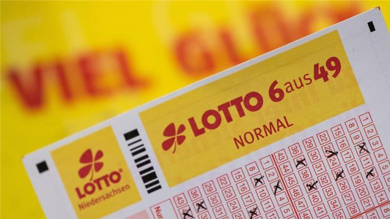Die große Lotto-Bilanz: So viel Geld haben die Deutschen 2024 gewonnen Viele Menschen spielen Lotto - im vergangenen Jahr lag der Einsatz bei mehr als 8,5 Milliarden Euro. (Archivbild)
