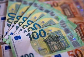 Geldscheine liegen auf einem Tisch. Viele Menschen warten auf das Klimageld. Ein neues Modell könnte Familien 1.000 Euro bringen.