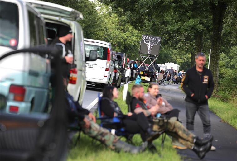 Wacken: Fahrzeuge dürfen bis Ende des Festivals nicht mehr aufs Gelände Metal-Fans stehen mit ihren Fahrzeugen im Anreisestau