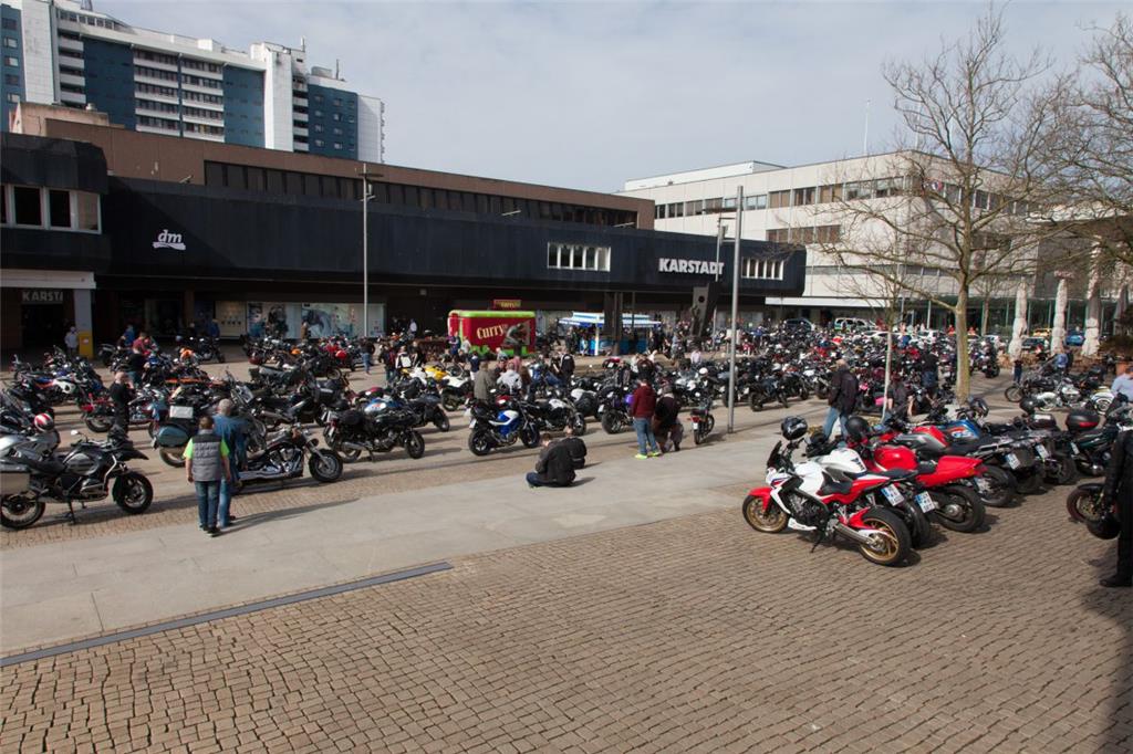 Viele Motorräder vor der Großen Kirche. Foto: Kai-Martin Ulrich