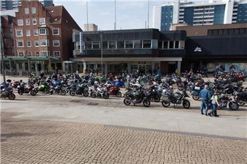 Viele Motorräder werden vor der Großen Kirche abgestellt. Foto: Kai-Martin Ulric...