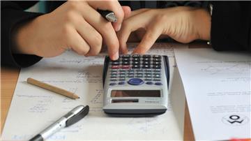 Viele Neuntklässler in Bremen und Niedersachsen tun sich mit Mathe und Naturwissenschaften schwer. (Symbolbild)