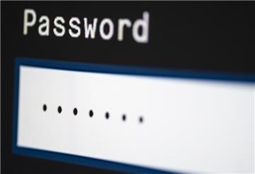 Password steht auf dem Bildschirm eines Laptops. Viele Nutzer recyceln Passwörter – einfache Tricks helfen, Konten sicherer zu machen.