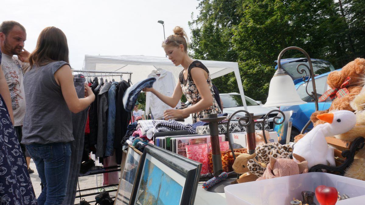Bilder sagen mehr als 1000 Worte: So schön war der Flohmarkt in Nordholz Viele nutzten das Wetter für einen Bummel über den Flohmarkt.