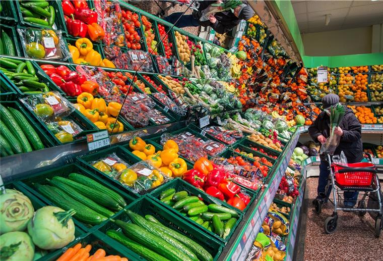 Höhere Lebensmittelpreise wegen fehlender Saisonarbeiter Viele Obst- und Gemüsesorten sind nach Angaben der Verbraucherzentrale teurer als im Vorjahr.