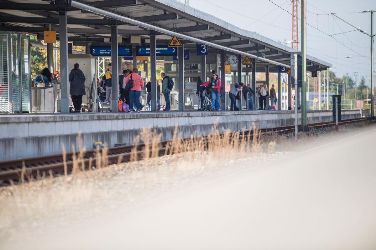 Bahn: Keine Bauarbeiten während der Sail 2020 Viele Pendler sind mit der Situation auf der Strecke Bremerhaven- Bremen unzufrieden.