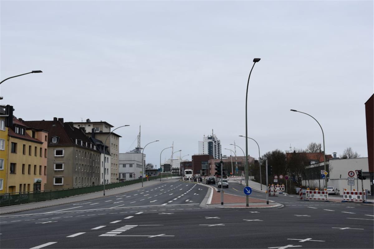 Kennedybrücke: Bürgerinitiative fordert Fahrradstreifen Viele Radfahrer sind mit der Situation auf der Kennedybrücke nicht zufrieden.