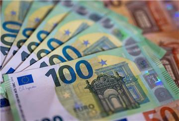 Geldscheine mit verschiedenem Wert liegen auf einem Tisch. Zu wenig Rente trotz jahrzehntelanger Arbeit? Der Rentenfreibetrag kann helfen – doch nur wenige nutzen ihn.
