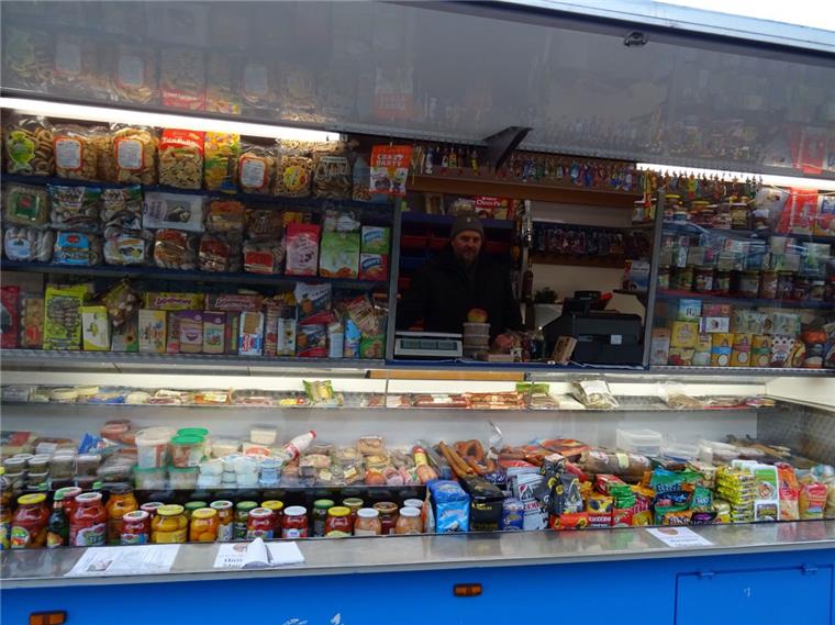 Russischer Mini-Markt rollt jeden Freitag durch Zeven Viele russische Spezialitäten im Angebot: Juri Diner kommt mit seinem rollenden Mini-Markt jeden Freitag nach Zeven.