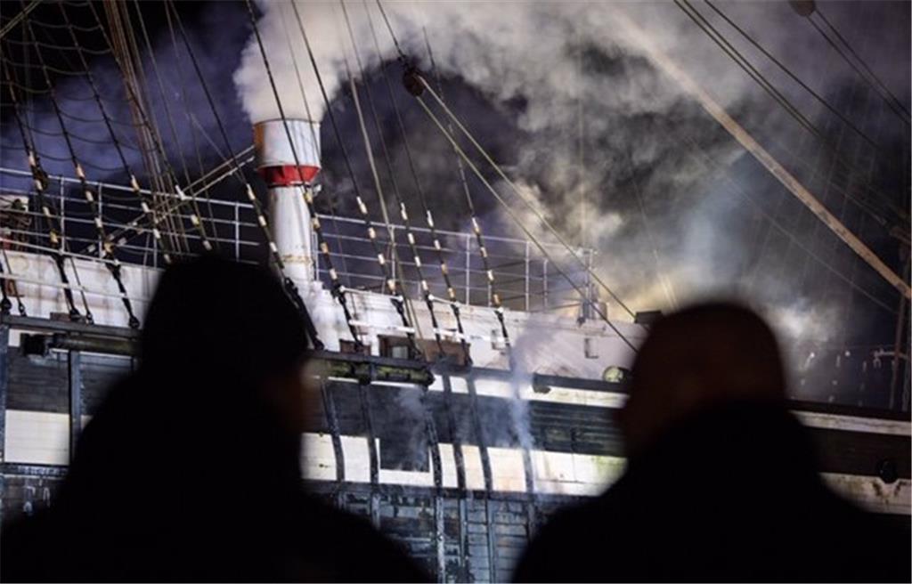Viele Schaulustige sind  am Alten Hafen zusammengekommen, wo am Freitag ein Feue...