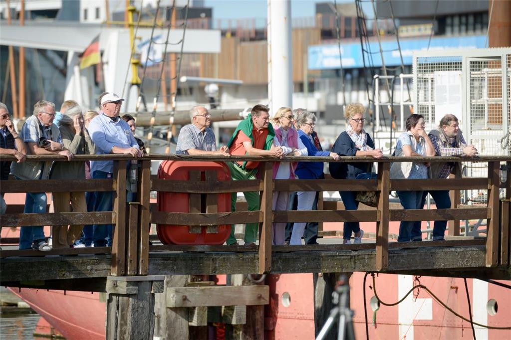 Viele Schaulustige werfen einen Blick auf die &quot;Seute Deern&quot;. Foto: Sch...