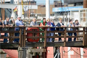 Viele Schaulustige werfen einen Blick auf die &quot;Seute Deern&quot;. Foto: Sch...