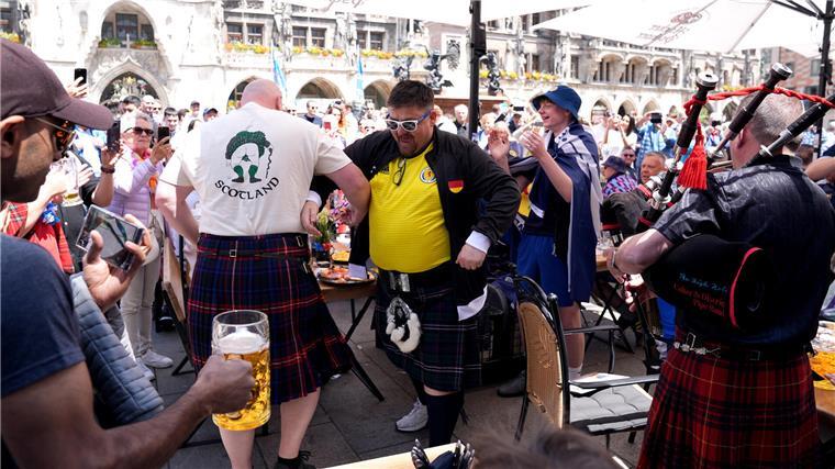 Die Schotten kommen - „No Scotland, no Party“ bei der EM Menschen aus Schottland feiern auf dem Marienplatz in München