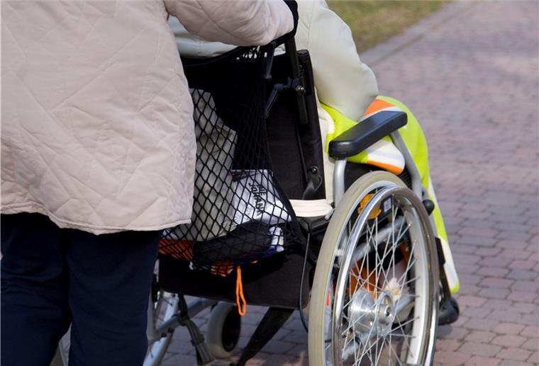 Viele Seniorinnen und Senioren drohen in der Coronakrise zu vereinsamen. Gemeinsam mit dem Seniorenbegleiter oder der -begleiterin spazieren zu gehen, ist da eine willkommene Abwechslung.