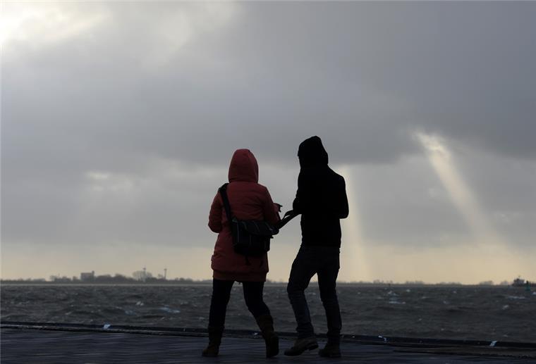 Achtung: DWD warnt vor Sturmböen in Bremerhaven und umzu Viele Spaziergänger lieben es, sich am Weserdeich von Sturmböen durchpusten zu lassen.