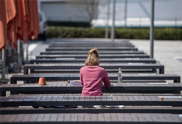 Ausbildung oder Studium? So finden junge Menschen den passenden Weg Viele Studierende fragen sich: Hätte eine Ausbildung besser gepasst?