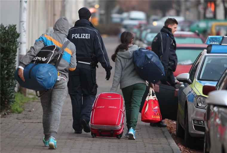 Bei den Abschiebungen liegt Bremerhaven weit vor Bremen Viele Syrer klagen vor dem Verwaltungsgericht.