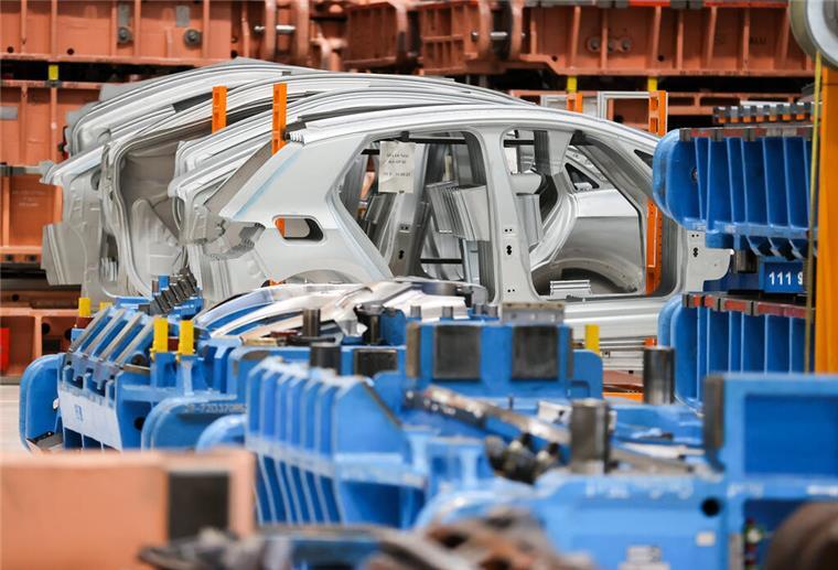 Unternehmen auf Sparkurs: Großer Stellenabbau erwartet Seitenteile für Elektromobile von VW stehen im Presswerk.